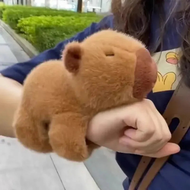 1-10 pçs kapibara boneca de pelúcia deitado nas mãos de kapi bara água golfinho boneca boneca pulso snap anel brinquedos de pelúcia CaruStore