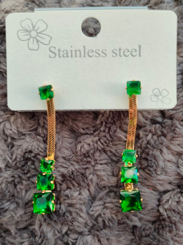 Brincos em aço inoxidávil 316l com cristal verde Caru Store